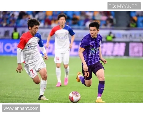 津门虎迎战国安谢鹏飞全力争胜展现足球激情与团队精神