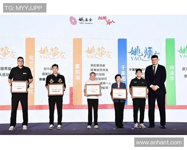 姚明参与公益活动，送温暖到贫困学子心中